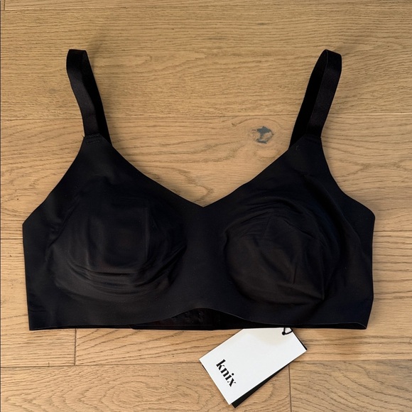 Knix Thin Strap Padded V-Neck Bra Size 4 in Black NWT - Picture 1 of 5